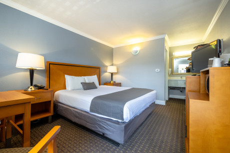 SOMA Park Inn - Civic Center - Queen Size Bed With Plush Mattresses