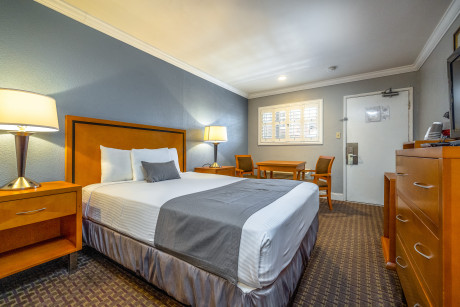 SOMA Park Inn - Civic Center - Queen Size Bed With Plush Mattresses
