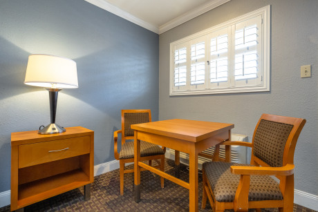 SOMA Park Inn - Civic Center - Coffee Table in Guestroom