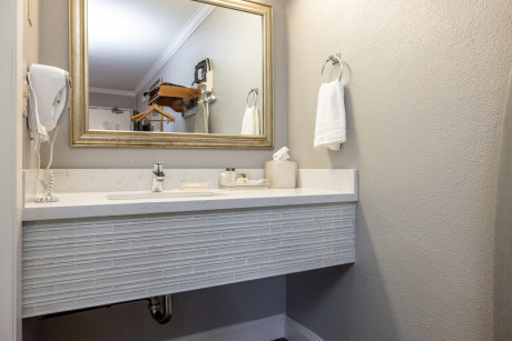 SOMA Park Inn - Civic Center - Bathroom- With Mirror and Fresh Towels