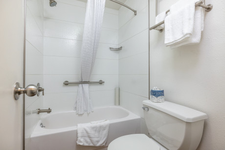 SOMA Park Inn - Civic Center - Bathroom- With Bathtub