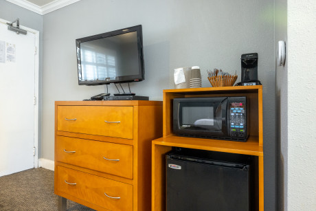 SOMA Park Inn - Civic Center - Microwave and  Mini-Fridge