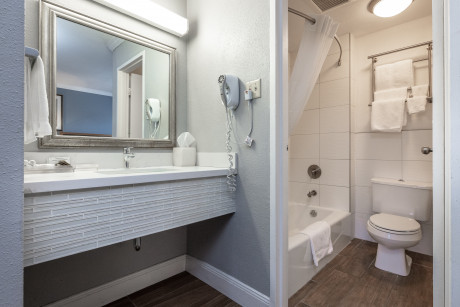 SOMA Park Inn - Civic Center - Guestroom Vanity and Bathroom