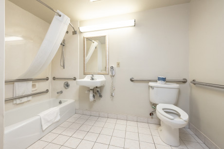 SOMA Park Inn - Civic Center - Accessible Double Queen Bathroom