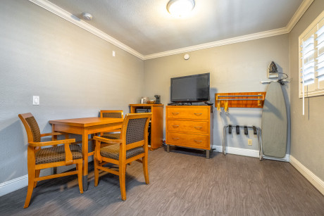 SOMA Park Inn - Civic Center - Double Queen Guestroom with Coffee Table and Iron