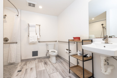 SOMA Park Inn - Civic Center - Spacious Double Queen Accessible Bathroom